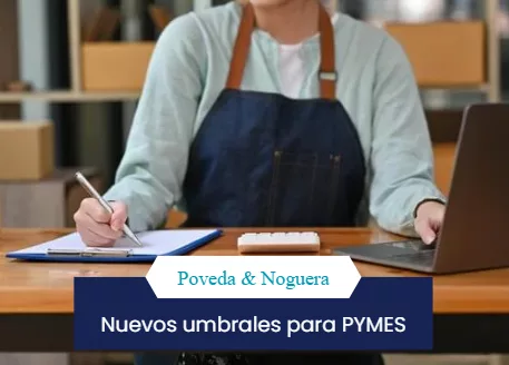 Persona trabajando sobre escritorio con dispositivos tecnológicos y documentos en papel.