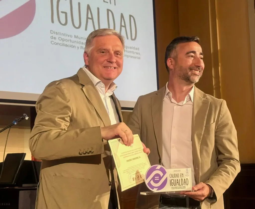 Alcalde Francisco, entregando premio de Igualdad a Jose Vicente Noguera, gerente