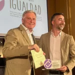 Alcalde Francisco, entregando premio de Igualdad a Jose Vicente Noguera, gerente
